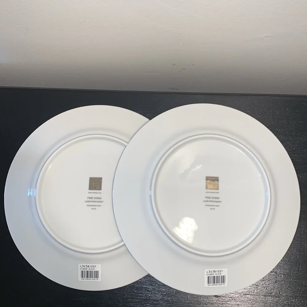 Lot of‎ 2 Mikasa Parchment Dinner plates. NWT.  Made in Thailand.